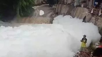 تغطية رغوة النفايات الفيروسية نهر سيمانجيس ديبوك ، ويجعل الحكة والسعال