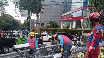 Tiang BTS Mendadak Roboh di Sawah Besar, Akses Jalan Sempat Terganggu