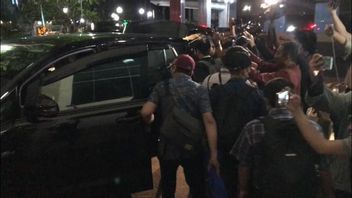 5 Jam Geledah Gedung DPRD DKI, KPK Keluar Bawa Sejumlah Koper