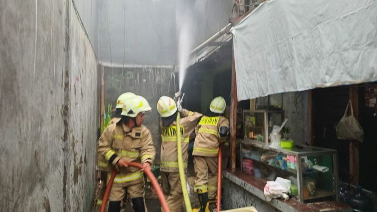 巴厘岛雅库普斯村因火灾造成的十所房屋被烧毁
