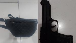 The Thief Of Bracelets At The Tangerang Area Gold Shop Brings A Toy Gun