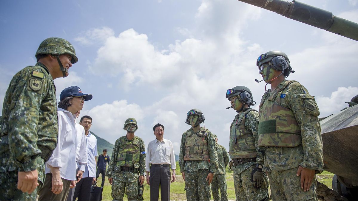 台湾は徴兵制を延長し、蔡英文総統は中国の脅威を克服するために現在のシステムを非効率的と呼んでいます