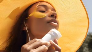 أي منها أكثر فعالية في حماية الجلد أو الواقي الشمسي العادي أو الملصق؟