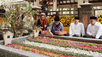 Libur Kampanye, Pramono Ziarah ke Makam Ayah-Ibu Hingga Gus Dur