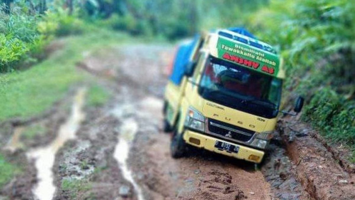 Cianjur Regency Government Prioritizes Heavy Damaged District Road Repairs