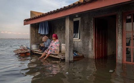 Banjir Rob Rendam 5 Kecamatan di Gresik, Aktivitas Warga Terganggu  