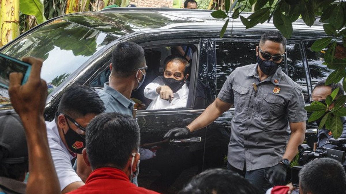 President Jokowi Opens Car Windshield, Distributes Food To Residents In Cideng