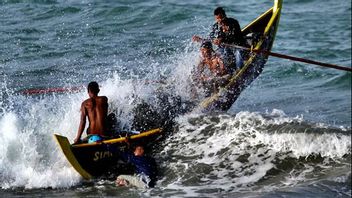 ジャヤプラ北部で4メートルもの波が発生する可能性について、BMKGは地元の漁師に警戒するよう求めています