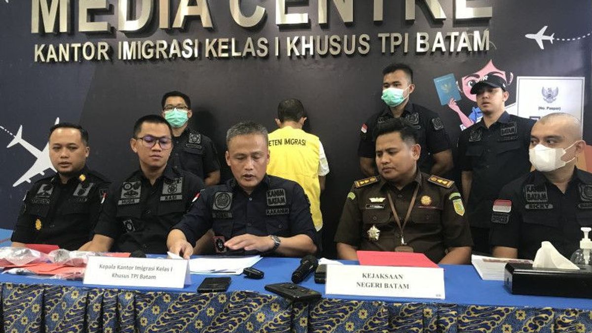 Batam Immigration Tracing The Perpetrator Of Counterfeiting Immigration In Malaysia