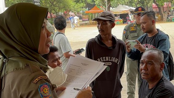 Curhat 'Pak Ogah' Sawah Besar Netted Operation: 'I Graduated From SMP Hard To Get A Work'