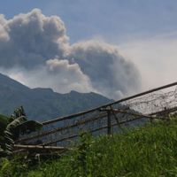 Gunung Merapi Melemparkan Rentetan Awan Panas Guguran Akibat Longsoran Kubah Lava Barat Daya