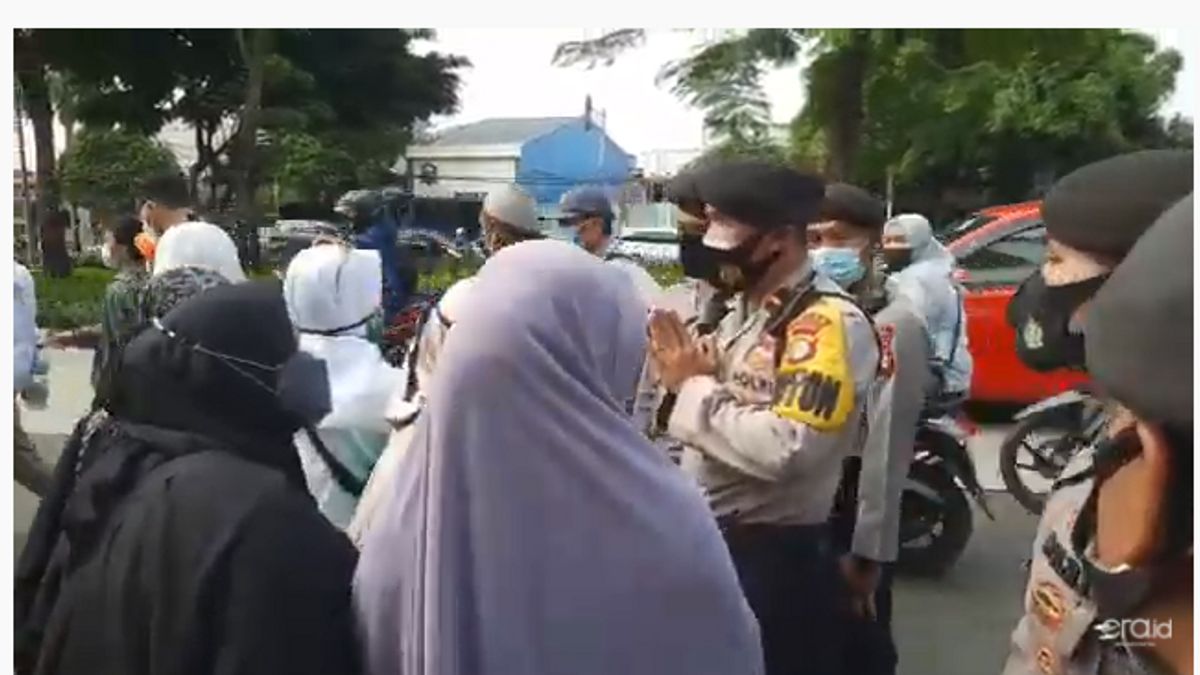 'Emak-emak' Dukung Rizieq Shihab Maksa Masuk ke PN Jaktim