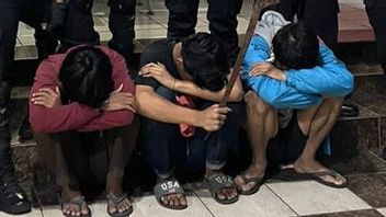 5日曜日の市場での乱闘中に警察によって検挙された10代の若者