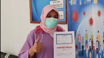 65岁卫生工作者在巴布亚的第一个疫苗接种信息