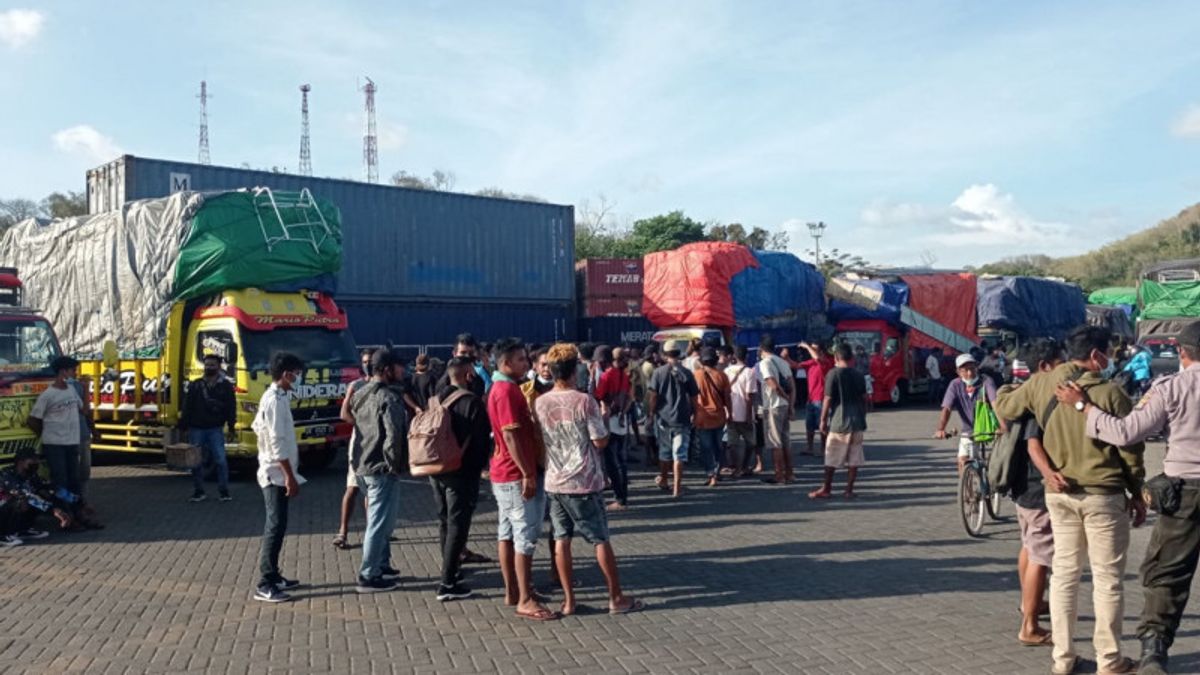 从 NTB 到 NTT 交叉卡车司机获利 100 万印尼盾， 2 名票贩子被警方逮捕