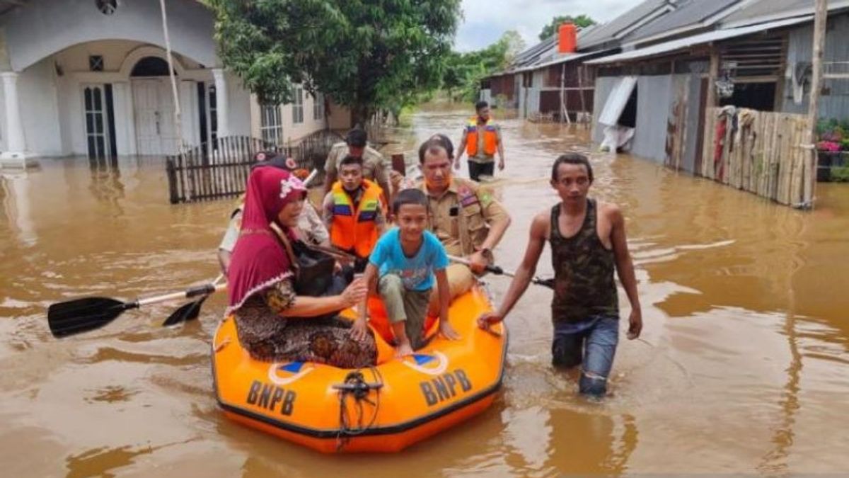 因德拉吉里 · 希里尔的洪水灾民可以微笑， 廖内州长暹罗分发 10 吨大米