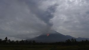 Ketahui Bahaya Material Vulkanik saat Gunung Semeru Meletus