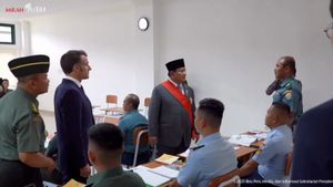 马克龙总统在阿克米尔·马格朗(Akmil Magelang)看到法语课程的那一刻