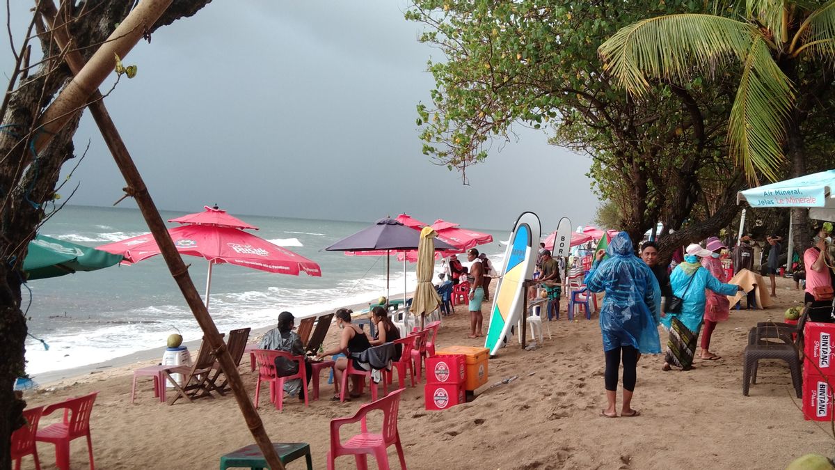 Kuta Bali Diguyur Hujan Lebat, Wisatawan Tetap Ramai Berdatangan Jelang Tahun Baru