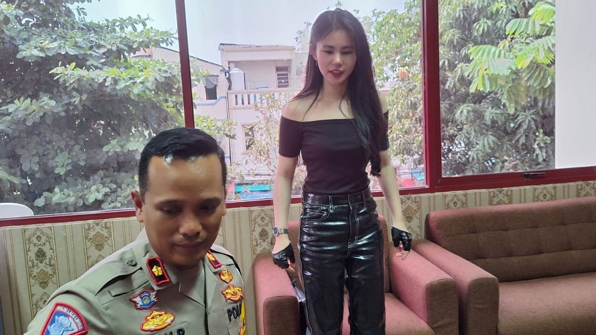 Zoe Levena refuse d'être filmée sur une route à Jakut Setingan