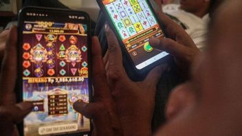 Social Assistance for Online Gamblers: A Solution for More Gambling?