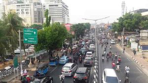 Bikin Resah di Tengah Kemacetan, Tukang Palak Modus 'Pak Ogah' di Simpang Thamrin City Palak Sopir Truk 