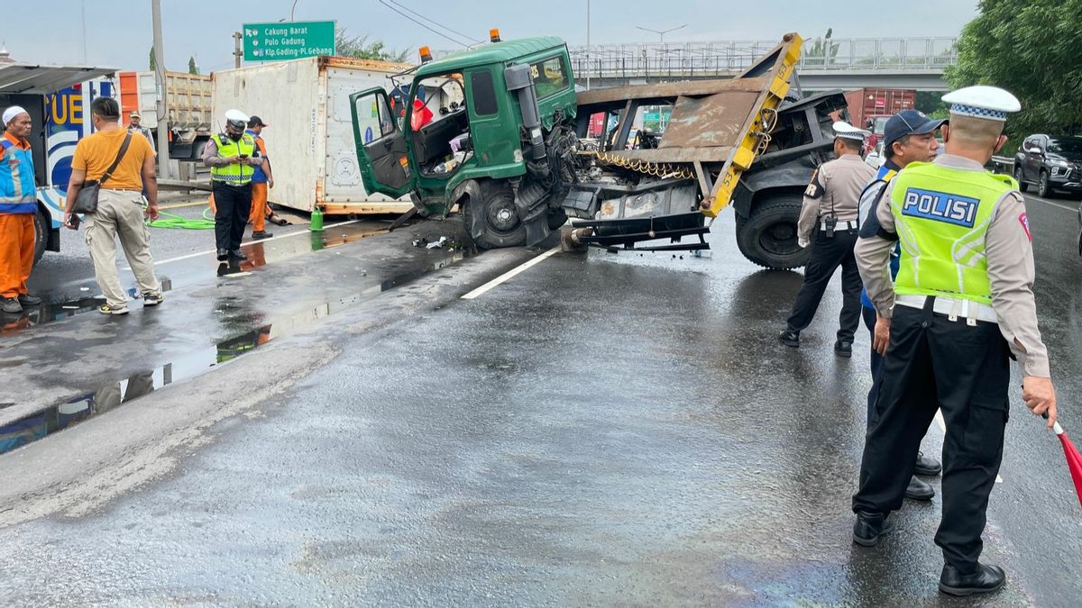 Accident naturel sur la route à péage JORR Cakung, le chauffeur de camion bande-annonce décédé