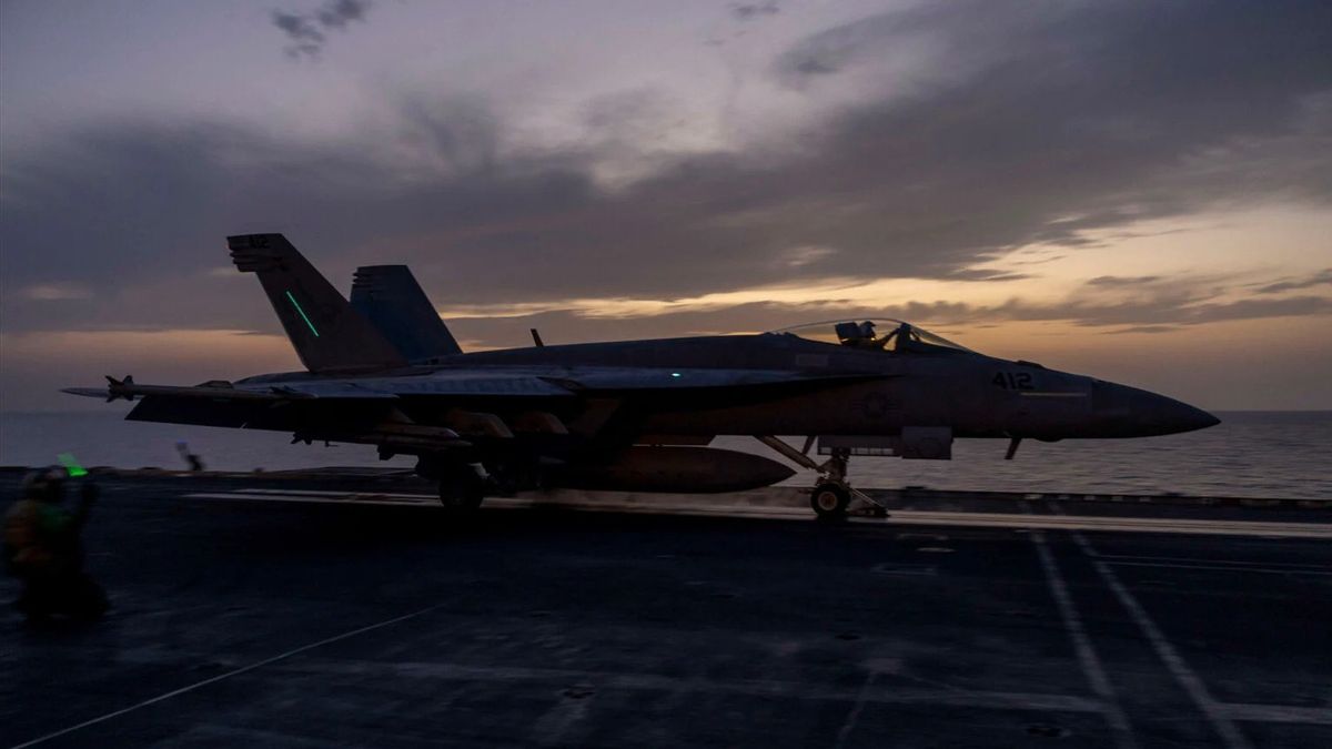 スーパーホーネット戦闘機は、米国の母艦がフーシ派の攻撃を回避しようとしたときに紅海に落下しました