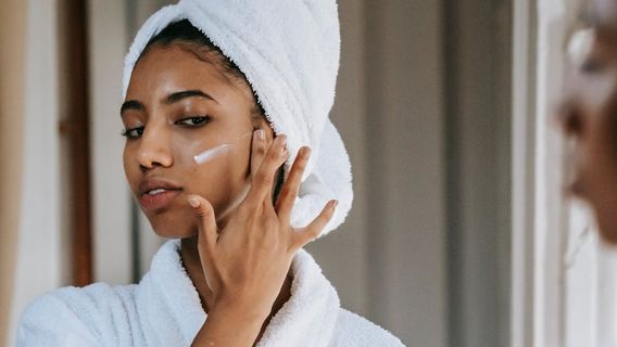 3段階の夜のスキンケアは、輝く顔の皮膚のための医師から