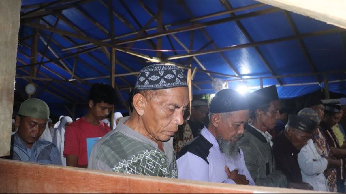 西帕萨曼地震受害者在紧急情况下祈祷塔拉维