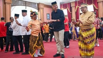 Casual, Ganjar danse Kanjar Ganjur porter des sweats au sultanat de Kutai Kartanegara