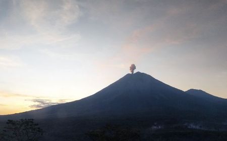 Gunung Semeru Kembali Erupsi Disertai Letusan Setinggi 900 Meter 