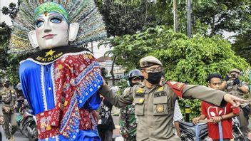 Ondel-ondel Buskers In South Jakarta Are 'brushed' By Satpol PP