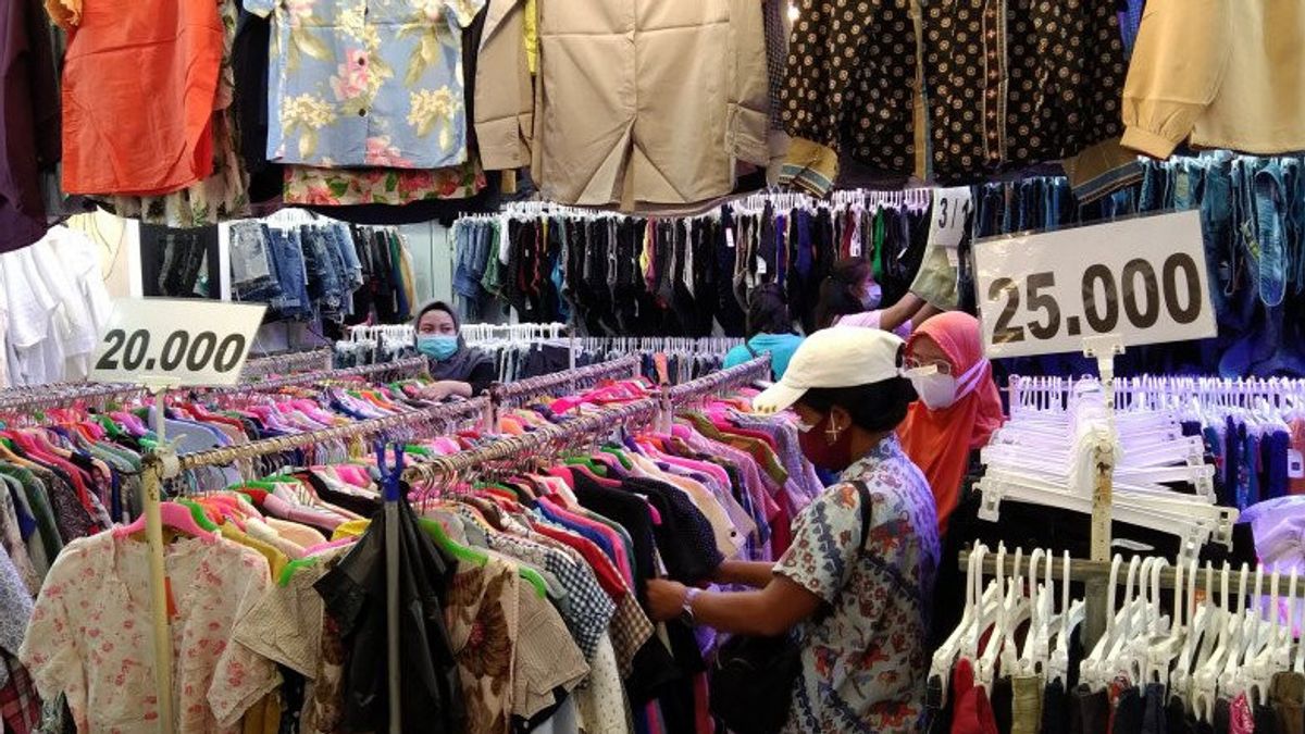 Used Clothes Traders Import In Senen Raup Omzet Market Up To Rp12 Million Per Day