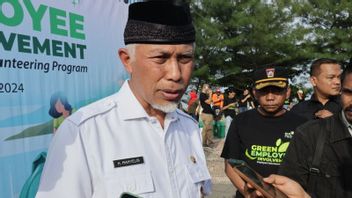 Le gouverneur Mahyeldi a limité le véhicule de trois secours à travers une route alternative à l’intersection de Koto de Sumatra du Nord