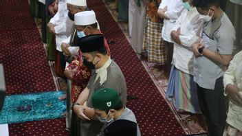 Mayor Eri Cahyadi Prays Tarawih Around The Mosque In Surabaya