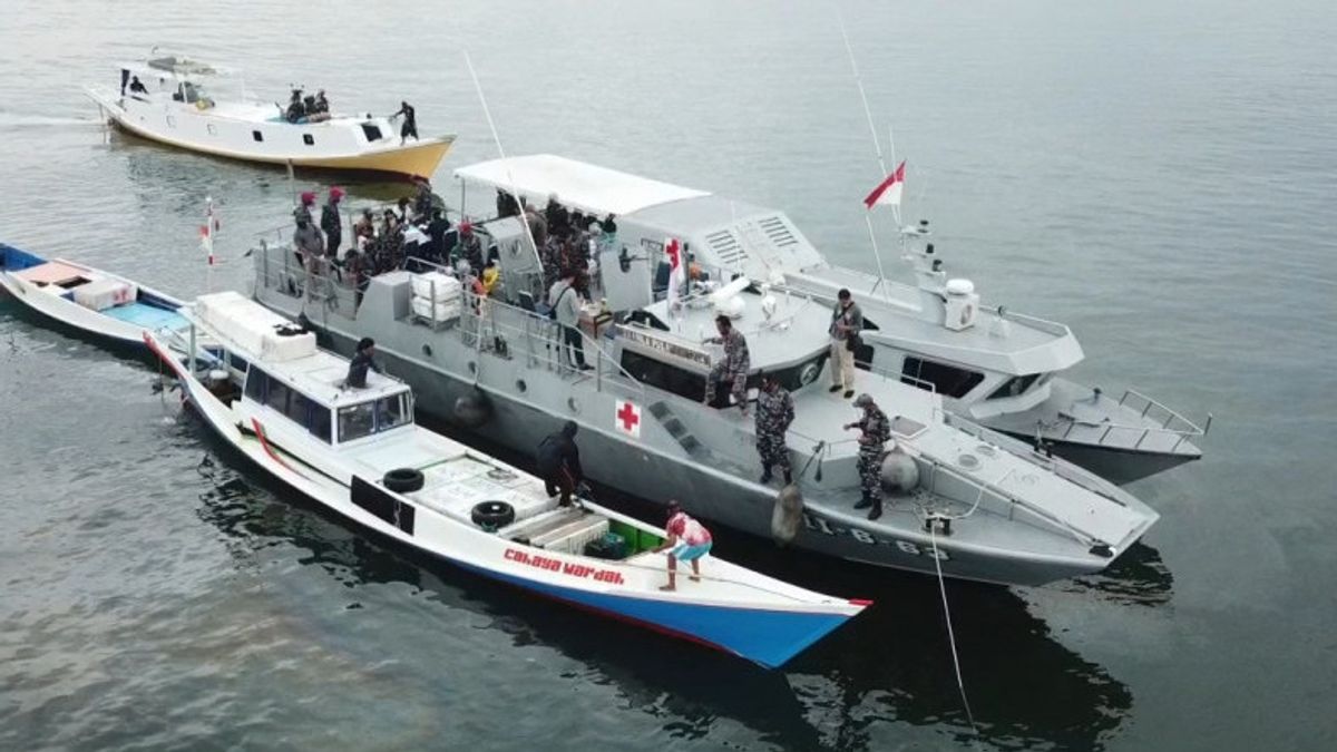Kapal TNI AL Dikerahkan untuk Pelayanan Vaksinasi Nelayan