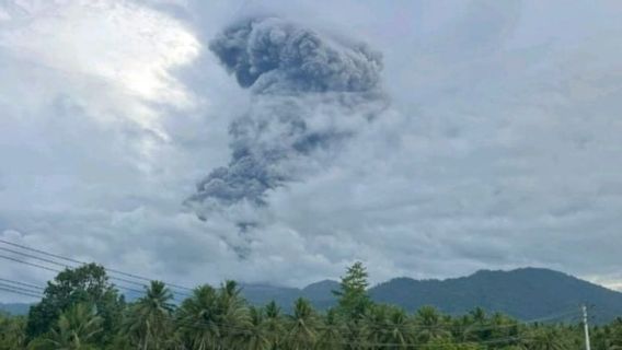 مرة أخرى ، جبل دوكونو يطلق رماد البراكين