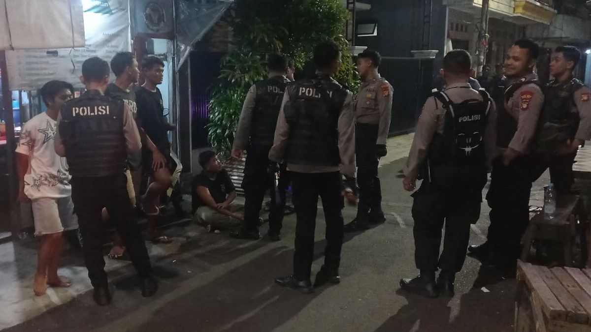 Police Confiscate Two Sickles From Five Brawlers In Kalipasir, Central Jakarta