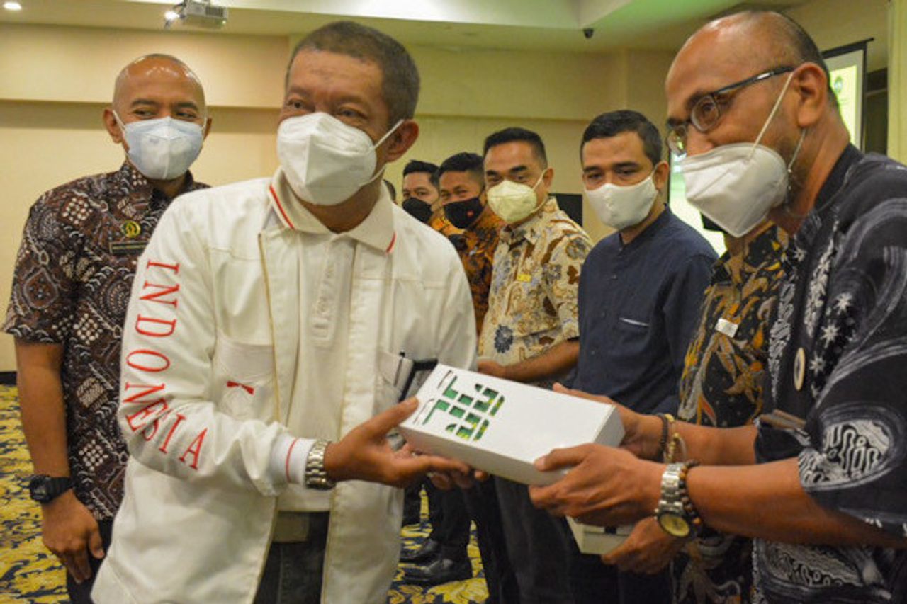Des Milliers De Bracelets De Vaccination Distribués Par Le Gouvernement De La Ville De Jogja Aux Hôtels, Les Visiteurs Gratuits Sans Tracas Montrent Les Certificats De Vaccination