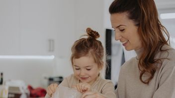 8 Activities Kids Can Do To Help Parents At Home
