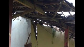 ジェンベルのSDNRowotengah03の教室の屋根が崩壊