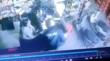 Homme Dans La Veste De Police Todong Mères à Denpasar Avec Le Couteau, Essayant De Rob Shop