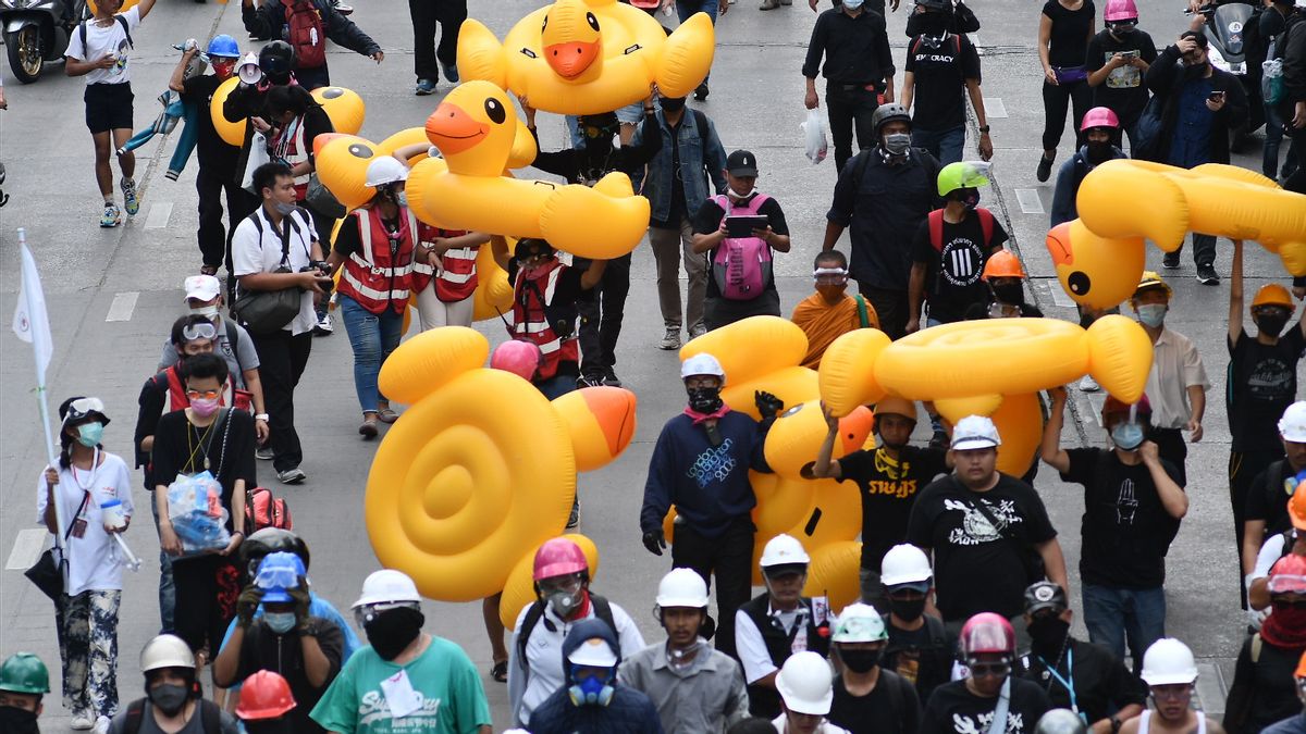 Duck Buoys Are The Secret Weapon Of Thai Demonstrators
