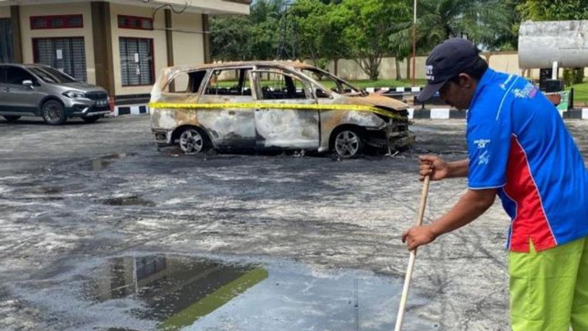 Mini Bus Diduga Pengangkut BBM Ilegal Terbakar di Kuala Pesisir Aceh