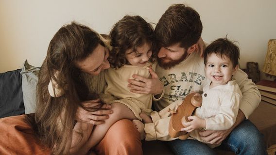 医者は、おむつを交換することは、息子への父親の感情的な親密さを築くのに役立つと言います