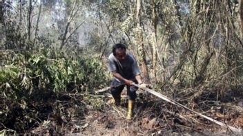 ドゥマイとロカン・ヒリルの2.7ヘクタールの森林火災と土地火災を消火する将校