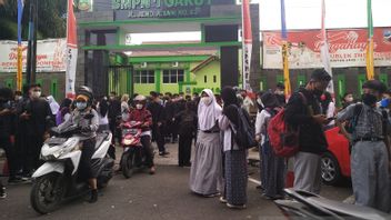 Students Crowd After School, Regent Rudy Gunawan Gives Warning To Principal In Garut