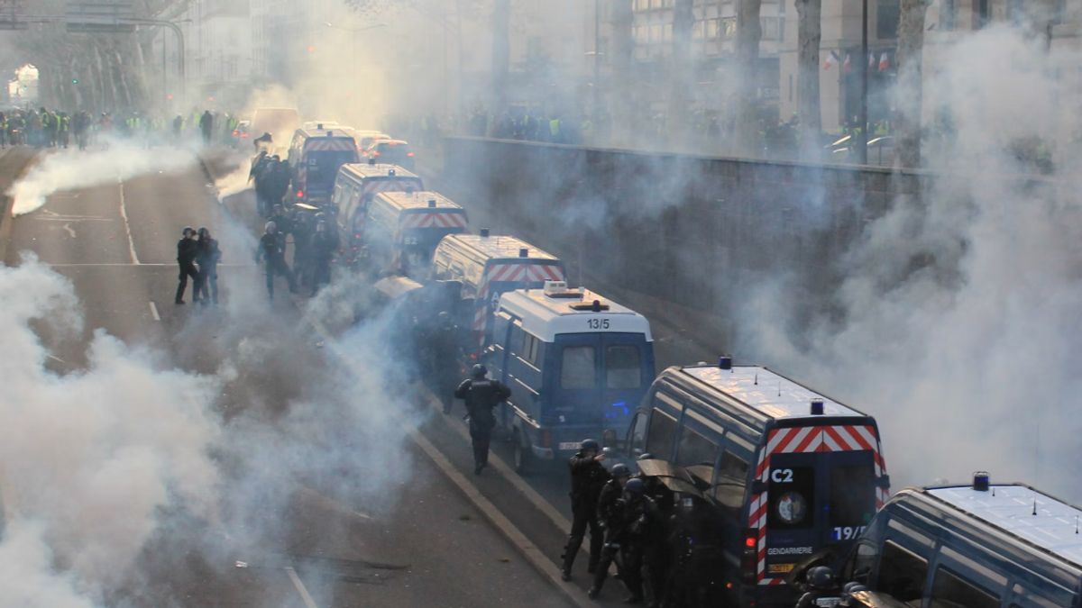 Des masses hindous au Bangladesh arrachent des pierres contre les manifestants de l'arrestation de Krishna Das