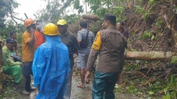 قطع الطريق الرئيسي المؤدي إلى أمبون بسبب انهيار أرضي في غرب ليهيتو